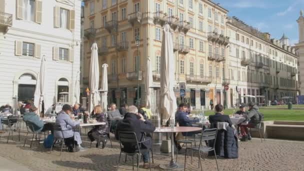 Turin, Italien - 10. Februar 2021: orizzontale Pfanne des Carlo Alberto Platzes mit Fassade der Nationalbibliothek und Bronzestatue — Stockvideo