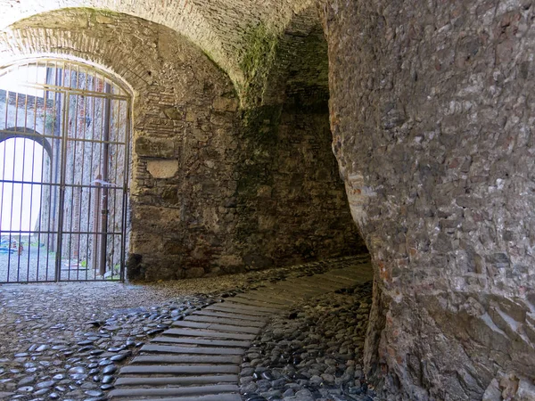 Ένα Μεσαιωνικό Μονοπάτι Γεμάτο Πέτρες Υψηλής Ποιότητας Φωτογραφία — Φωτογραφία Αρχείου