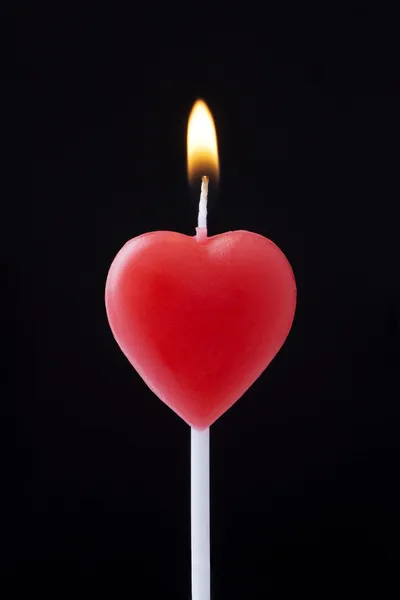불타는 심장 모양의 초 — 스톡 사진
