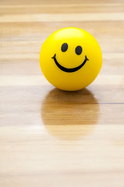 Bola de rosto sorridente — Fotografia de Stock