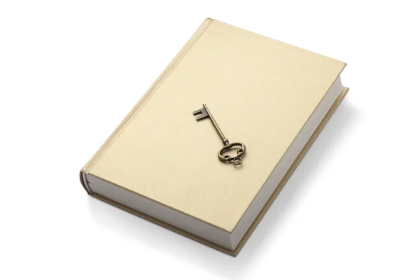 Ένα βιβλίο με σκληρό εξώφυλλο με ένα χρυσό κλειδί — Φωτογραφία Αρχείου