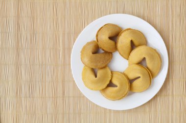 Beyaz tabakta fal kurabiyeleri