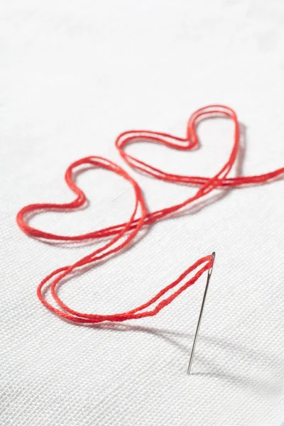 赤い糸と針します。 — ストック写真