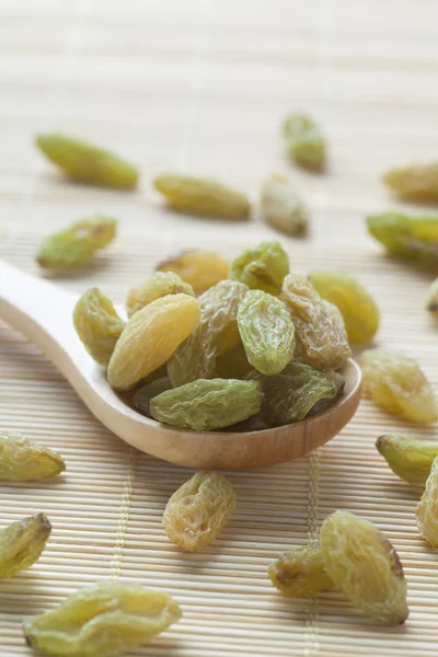 Raisins in spoon — Stock Photo, Image