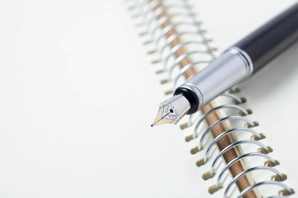 Fountain pen on notebook — Stock Photo, Image