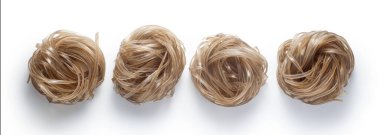 Kurutulmuş tatlı patates vermicelli beyaz arka planda izole edilmiş. Geleneksel Çin yemeği. Üst görünüm.