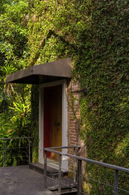 Chiang Mai, Tayland - 14 Ekim 2021: Kaomai Lanna Tatil Köyü eski tütün işleme çiftliği kuluçka makinesi binasından uygulandı..