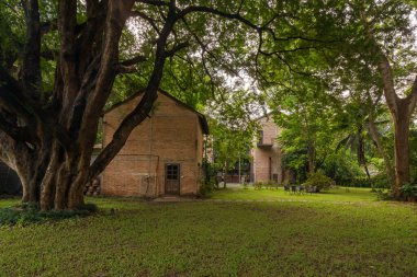 Chiang Mai, Tayland - 14 Ekim 2021: Kaomai Lanna Tatil Köyü eski tütün işleme çiftliği kuluçka makinesi binasından uygulandı..