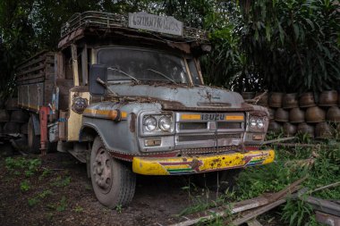 Chiang Mai, Tayland - 14 Ekim 2021: Tayland 'ın San Pa Tong bölgesindeki Kaomai Lanna Tatil Köyü' nün eski tütün işleme çiftliği inkübatör müzesinde antik terk edilmiş tarımsal Isuzu Truck.