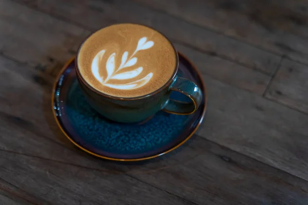 Una Taza Café Latte Arte Azul Verde Taza Cerámica Acristalada —  Fotos de Stock