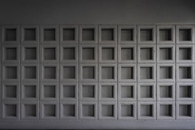 Gri beton tuğla duvar paneli kare geometrik desen, arka plan için ışık ve gölge, ürünlerinizi görüntülemek ya da montajlamak için doku. Modern ev retro mimarı kavramı.
