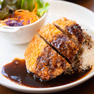 Pirinç aromalı Tonkatsu domuz pirzolası. Japon yemeği. Ekmekli, bol yağda kızartılmış domuz pirzolası ve teriyaki soslu. Popüler ulusal basit yiyecek kavramını kabul et.
