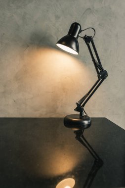 Retro siyah metal masa lambası ya da esnek masa lambası ampul süslemesi çimento çatı katı tarzı iç mimari tasarımı çağdaş. Modern ev inşa kavramı.