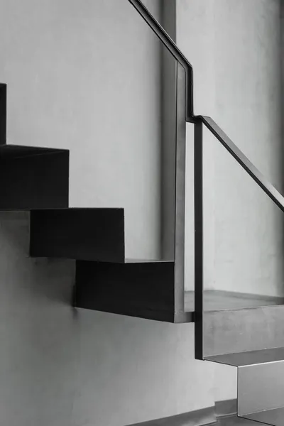 黒金属構造の手すり建物のアーキテクチャロフトスタイルの手すりインテリアデザインと階段現代 現代の家とリビングスチールの階段のレトロなコンセプト — ストック写真