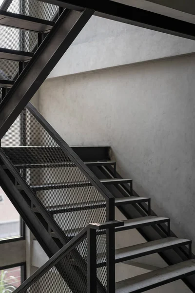 Escalera Con Estructura Rejilla Metal Negro Barandilla Edificio Arquitectura Loft — Foto de Stock