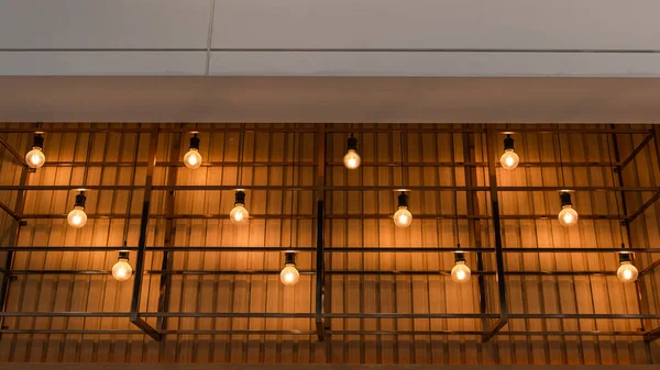 木製の背景にステンレスフレームを持つエジソンレトロな天井ランプ電球は 建物の装飾のための古いスタイルの白熱電球インテリアです 現代家庭をコンセプトに — ストック写真