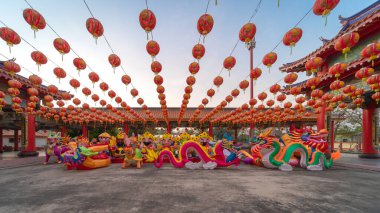 Samut Prakan, Tayland - 14 Ocak 2018: Xrine Xian Dai Lo Tian Gong tapınağındaki Çin tanrısı tapınağında kırmızı Çin fenerleriyle bir kelime başarılı demektir. Çin Yeni Yıl inançları, kültür, gelenekler.
