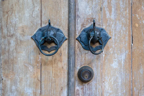 Klasik Pirinç Kapı Kolu Kapı Tokmağı Eski Ahşap Kapının Üzerindeki — Stok fotoğraf