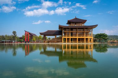 Chiang Mai, Tayland - 23 Aralık 2021: Güzel Hinoki Toprakları veya Ban Mai Hom Hinoki ahşap Japon Kalesi modern mimari tarzı Chaiprakarn Bölgesi Chiang Mai, Tayland.