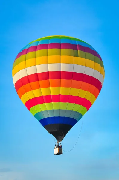 Hermoso Globo Aire Caliente Colorido Que Vuela Sobre Fondo Azul —  Fotos de Stock