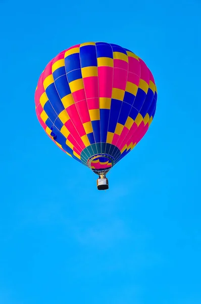 Hermoso Globo Aire Caliente Colorido Que Vuela Sobre Fondo Azul —  Fotos de Stock