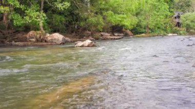 Mae Taeng Nehri 'nden kayaların arasından geçen güzel bir akarsu, bambu rafting macerası ya da Tayland' ın kuzeyindeki Chiang Mai 'nin eğlence dolu kauçuk teknesi ile popüler bir turizm merkezidir..