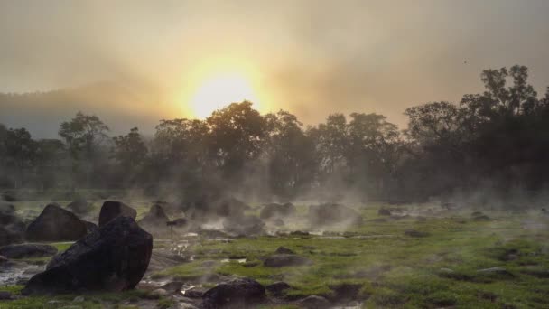 霧の朝と天然のミネラルウォーターを備えた牙温泉と岩の地形は タイのチェンマイにある牙国立公園の有名な場所と目的地です — ストック動画