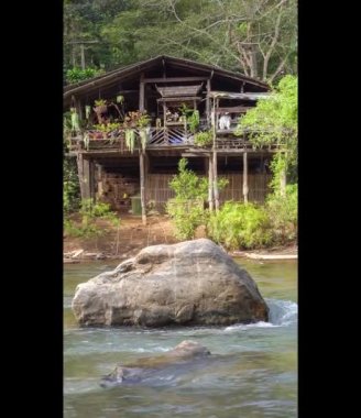 Mae Taeng Nehri 'nden kayaların arasından geçen güzel bir akarsu, bambu rafting macerası ya da Tayland' ın kuzeyindeki Chiang Mai 'nin eğlence dolu kauçuk teknesi ile popüler bir turizm merkezidir..