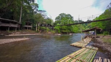 Mae Taeng Nehri 'nden kayaların arasından geçen güzel bir akarsu, bambu rafting macerası ya da Tayland' ın kuzeyindeki Chiang Mai 'nin eğlence dolu kauçuk teknesi ile popüler bir turizm merkezidir..