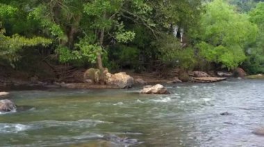 Mae Taeng Nehri 'nden kayaların arasından geçen güzel bir akarsu, bambu rafting macerası ya da Tayland' ın kuzeyindeki Chiang Mai 'nin eğlence dolu kauçuk teknesi ile popüler bir turizm merkezidir..