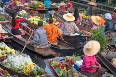Ratchaburi, Tayland - 15 Kasım 2020: İnsanlar Damnoen Saduak Yüzen Market 'te ahşap teknede Tayland mutfağı satıyorlar..