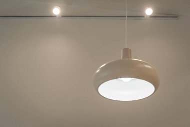 Ev, yaşam ve duvar arkaplanı için güzel, modern tavan lambası. İç aydınlatma ampulleri tasarımı kavramı çağdaş.