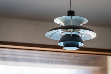 Güzel, modern siyah metal tavan lambası ev dekorasyonu için tasarlandı ve fotokopi alanı ile yaşıyor. Klasik bina içi ampullerini çağdaş kabul et.