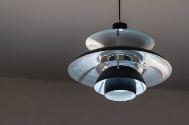 Güzel, modern siyah metal tavan lambası ev dekorasyonu için tasarlandı ve fotokopi alanı ile yaşıyor. Klasik bina içi ampullerini çağdaş kabul et.