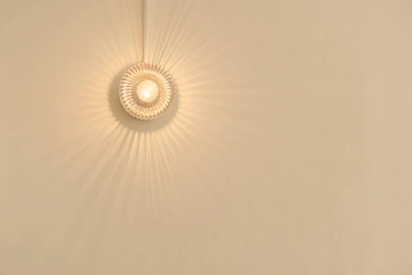 Güzel Modern Duvar Lambası Yuvarlak Cam Şeklindeki Güneş Işınları Gibi — Stok fotoğraf
