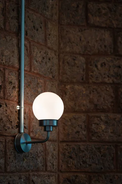 아름다운 현대식 램프는 모양을 장식하고 본문을 갈색의 주변에서 현대인들의 전구를 — 스톡 사진