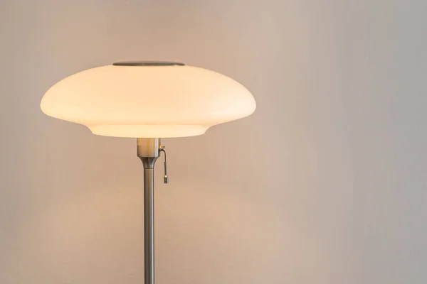 Krásná Moderní Stojací Lampa Světlo Dekorace Mléčně Žlutooranžová Barva Kulová — Stock fotografie