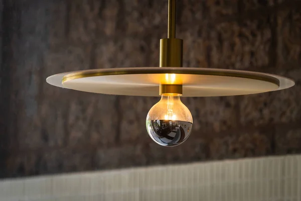 美しい近代的な天井ランプ家庭用ライトフラット真鍮形状の装飾とテキスト用のコピースペースと生活 コンセプト古典的な建物のインテリア照明電球現代 — ストック写真