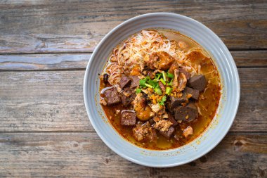 Pirinç vermicelli şehriye ya da Taylandlı adı Khanom Jeen Nam Ngeow Tayland 'ın kuzeyinde, Chiang Mai' nin en sevdiği lezzetli yiyecektir. Geleneksel yemekleri ahşap bir masada düşünün..