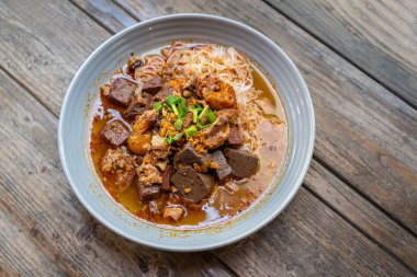 Pirinç vermicelli şehriye ya da Taylandlı adı Khanom Jeen Nam Ngeow Tayland 'ın kuzeyinde, Chiang Mai' nin en sevdiği lezzetli yiyecektir. Geleneksel yemekleri ahşap bir masada düşünün..