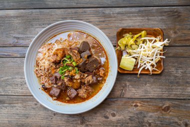 Pirinç vermicelli şehriye ya da Taylandlı adı Khanom Jeen Nam Ngeow Tayland 'ın kuzeyinde, Chiang Mai' nin en sevdiği lezzetli yiyecektir. Geleneksel yemekleri ahşap bir masada düşünün..
