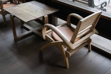 Klasik ahşap meşe koltuklar eğimli kolluklar ve oturma odasının iç tarafında turuncu pedi olan bir masa. Klasik dekorasyon evi ve kahve dükkanının klasik tarzı..