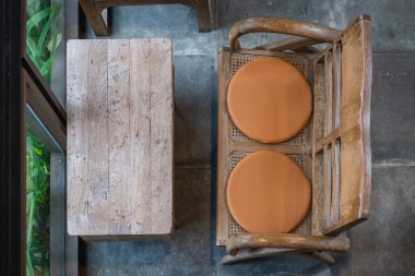 Klasik ahşap meşe koltuklar eğimli kolluklar ve oturma odasının iç tarafında turuncu pedi olan bir masa. Klasik dekorasyon evi ve kahve dükkanının klasik tarzı..