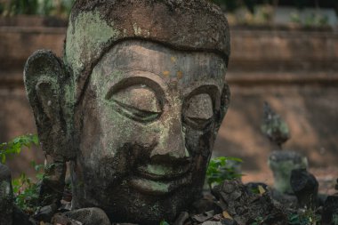 Kum taşından oyulmuş eski Buda heykeli Wat U Mong Tapınağı 'na bırakıldı. Chiang Mai, Tayland 'daki seyahat yeri tapınağı. Din kavramı.