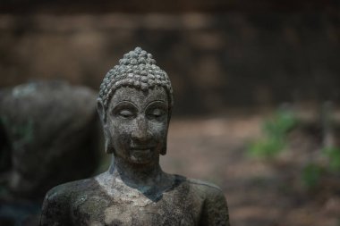 Kum taşından oyulmuş eski Buda heykeli yıkıldı ve Wat U Mong Tapınağı 'na bırakıldı. Chiang Mai, Tayland 'daki seyahat yeri tapınağı. Din kavramı.