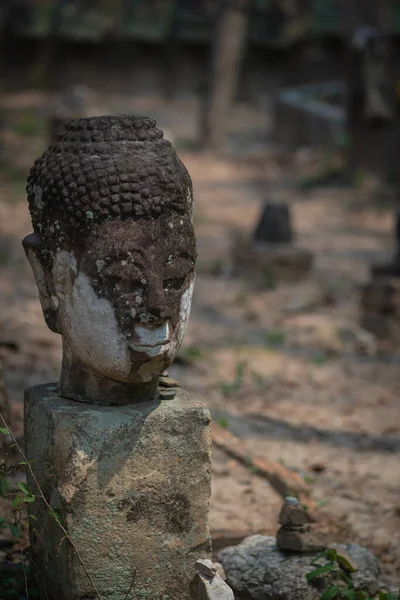 Starověká Stará Ruina Hlava Sochy Buddhy Vytesané Pískovce Byla Zničena — Stock fotografie