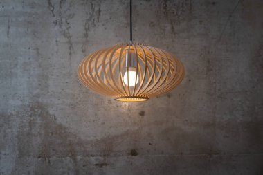 Modern dairesel ahşap tavan lambaları, bir ofis binası ya da ev ve yaşam dekorasyonu için beton duvar tarzı iç dekorasyonu olan. Konsept kontrplak mobilya modern.