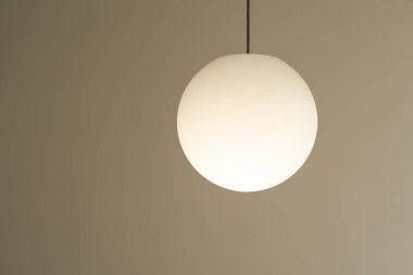 Güzel modern tavan lambaları ampuller ev için top şeklinde dekorasyonlar ve metin için fotokopi alanı olan duvar arka planında yaşamak. İç yapı kavramı çağdaş.