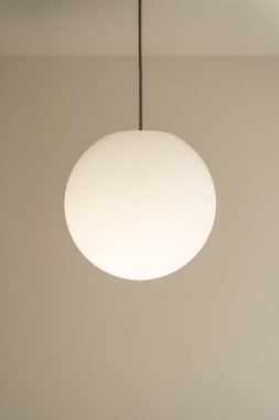 Güzel modern tavan lambaları ampuller ev için top şeklinde dekorasyonlar ve metin için fotokopi alanı olan duvar arka planında yaşamak. İç yapı kavramı çağdaş.