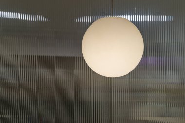 Güzel modern tavan lambaları ampuller ev için top şeklinde dekorasyonlar ve metin için fotokopi alanı olan duvar arka planında yaşamak. İç yapı kavramı çağdaş.